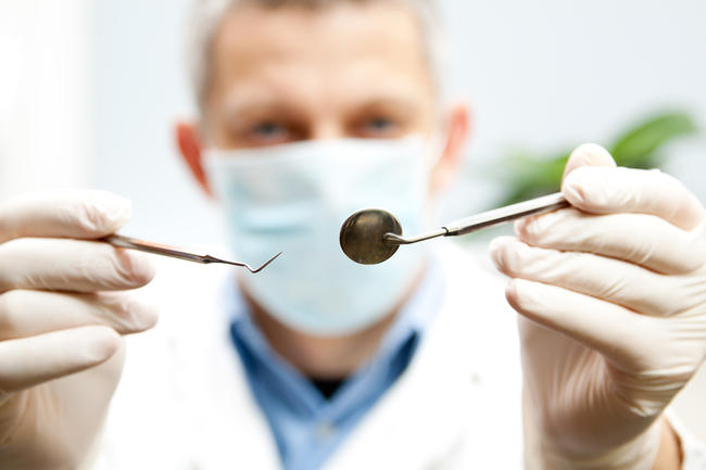 Πώς ένας οδοντίατρος μπορεί να διορθώσει την ύφεση των ούλων
